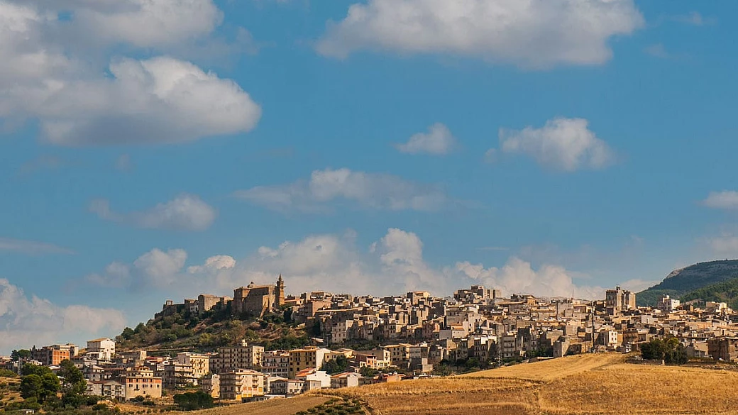 È il borgo-belvedere immerso tra le montagne della sicilia: qui ancora si parla arabo dopo mille anni