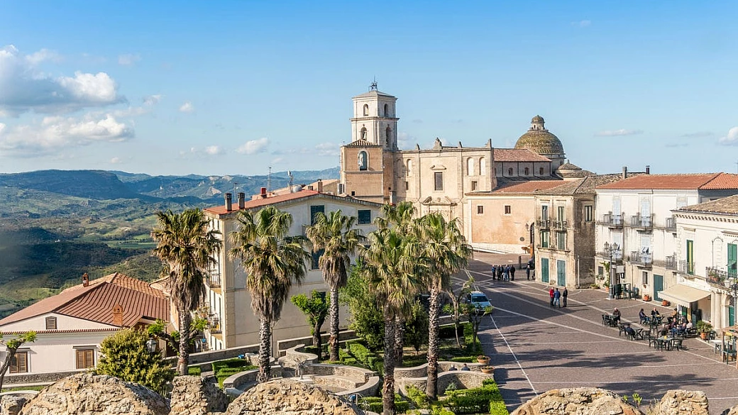 tra storia, pietra e panorami mozzafiato: alla scoperta di un borgo gioiello, perla medievale del sud italia