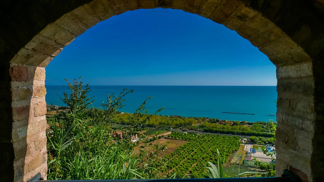 abbracciato dalla collina e baciato dal mare: il borgo doppio delle marche è la romantica sorpresa dell'adriatico