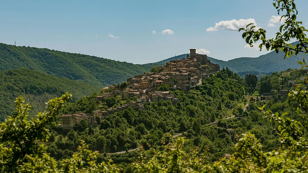 non c'è la fontana, ma un piccolo laghetto: questo borgo vicino roma ha lo stesso nome della fontana più bella al mondo