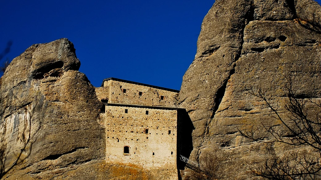 un viaggio incredibile alla scoperta del 'borgo magico' tra le rocce della liguria