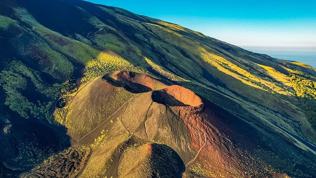 100 km intorno al vulcano attivo più alto d'europa: in sicilia c'è la ferrovia delle meraviglie che resiste al passare del tempo