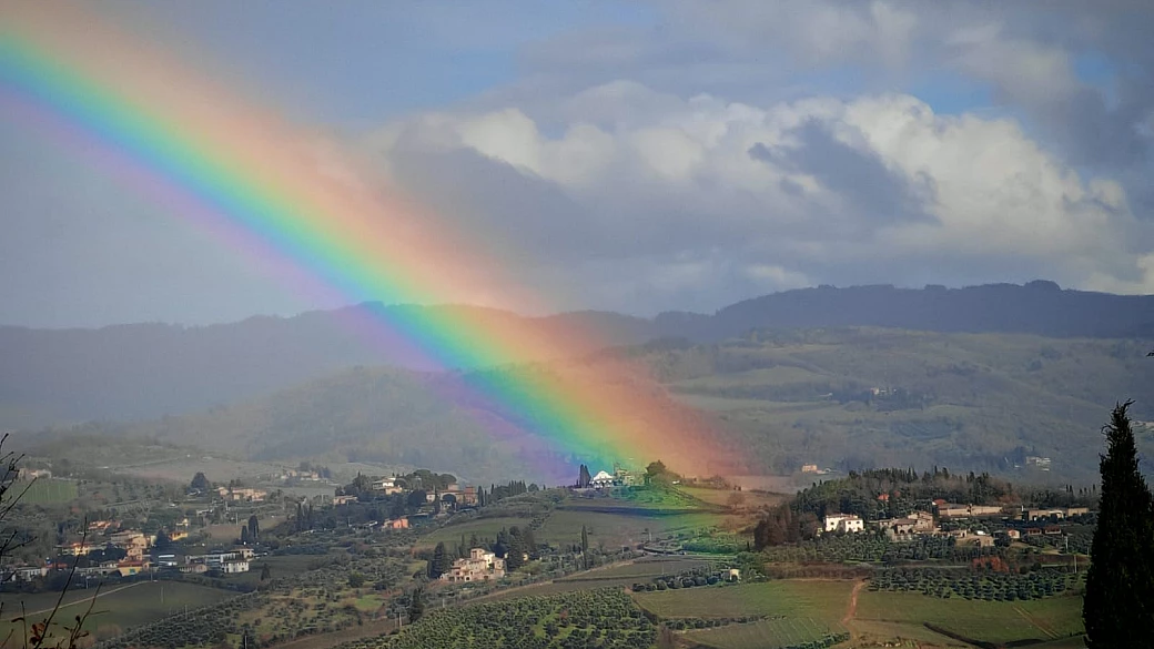 famosa per il suo straordinario vino rosso, questa zona della toscana è anche terra di santi e navigatori