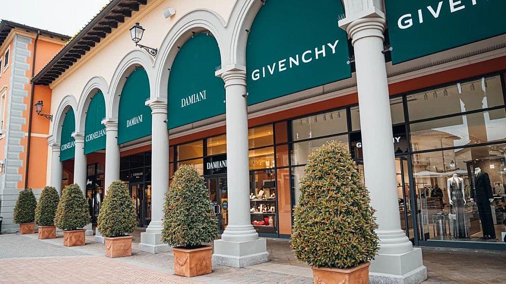 230 volte bello: il più grande outlet d'europa è una vera città dello shopping a metà strada da milano, genova e torino