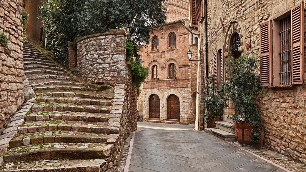 non è solo un borgo, è un labirinto di calcare bianco: in umbria c'è la sentinella silenziosa che domina la valle