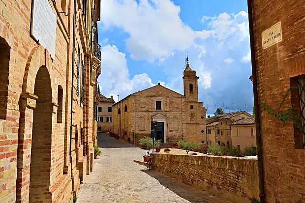 Il Borgo Del Poeta Che Guardava All Infinito Tra Le Colline Delle il-borgo-del-poeta-che-guardava-all-infinito-tra-le-colline-delle