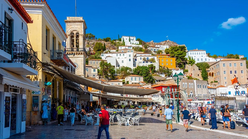 un trionfo di colori sul mar egeo: la piccola capri della grecia è l'isola dal fascino arcobaleno