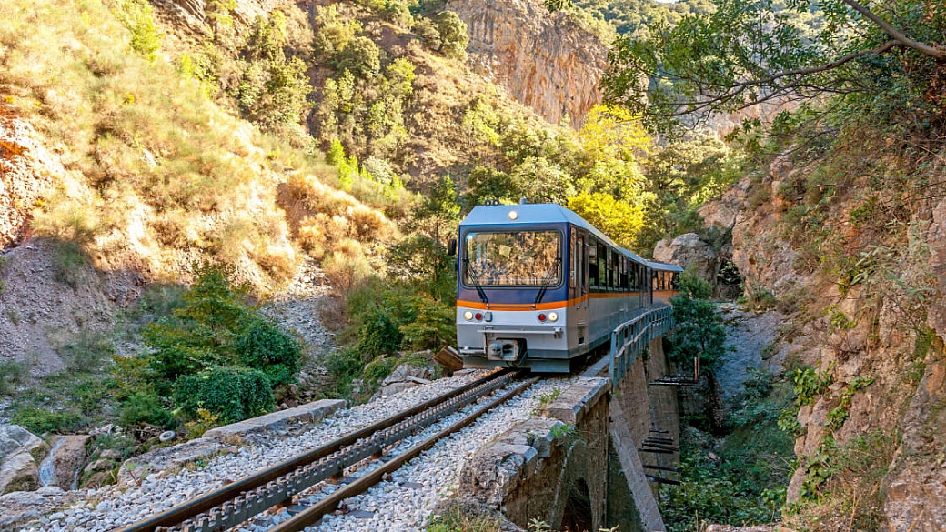 È lunga poco più di 20 chilometri, ma questa ferrovia immersa tra grotte e canyon è unica al mondo