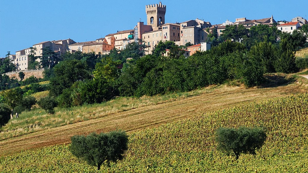 È il borgo del poeta che guardava all'infinito: tra le colline delle marche la meraviglia passa tra biblioteche e palazzi