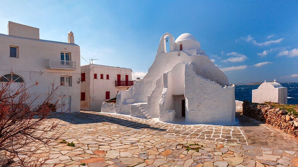 mykonos, il volto più autentico di una regina della movida