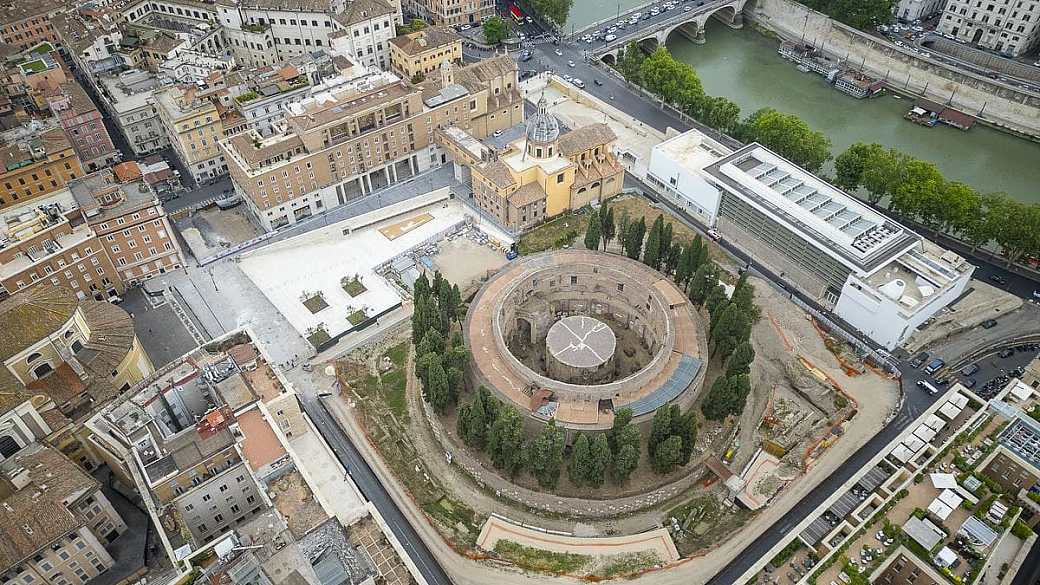 roma non finisce mai di stupire, e la sua nuovissima piazza è un anfiteatro aperto su uno dei luoghi più belli della capitale