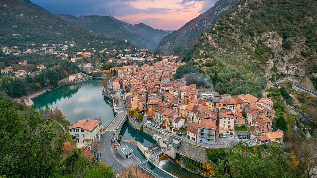 tra le alpi e il mare, in francia c’è un borgo segreto che sembra uscito da una fiaba