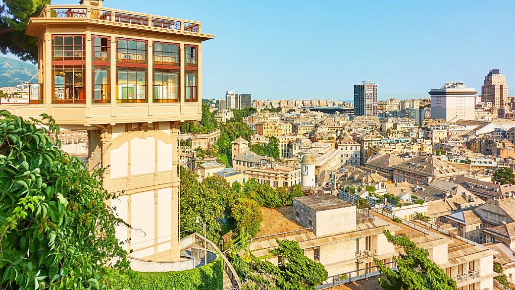 sembra lisbona, ma siamo in italia: dal 1909 questo stupendo ascensore panoramico ti farà vedere la città dall'alto