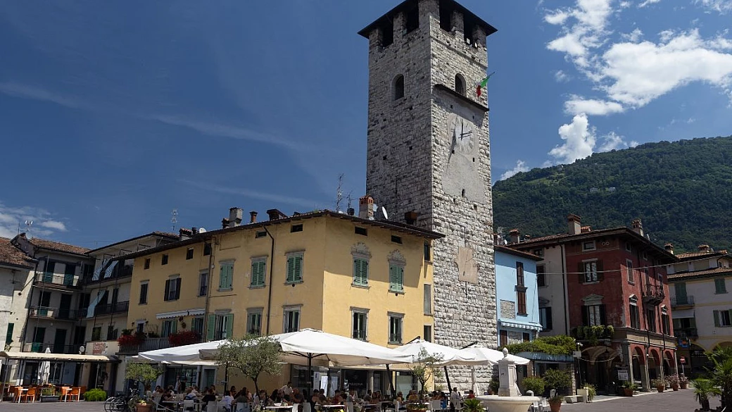 a due passi da brescia esiste un borgo medievale sospeso sull'acqua con un'anima artistica d'incanto