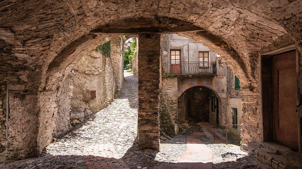 antichi processi e leggende oscure tra i vicoli di pietra: il borgo ligure delle streghe che ti stregherà in ogni stagione
