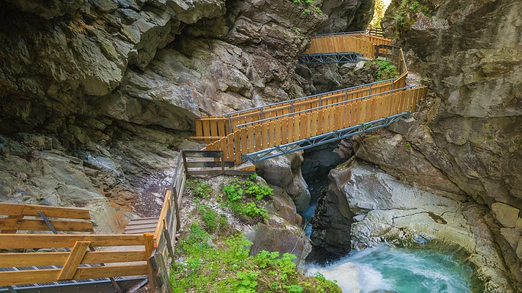 in trentino ci sono delle cascate che hanno disegnato un vero e proprio canyon dove camminare sospesi nel vuoto