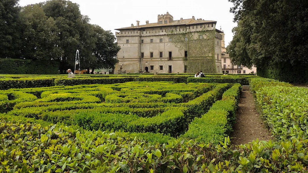 né firenze e nemmeno caserta: il giardino più bello d'italia si trova ai piedi di un castello in questo piccolissimo borgo del lazio