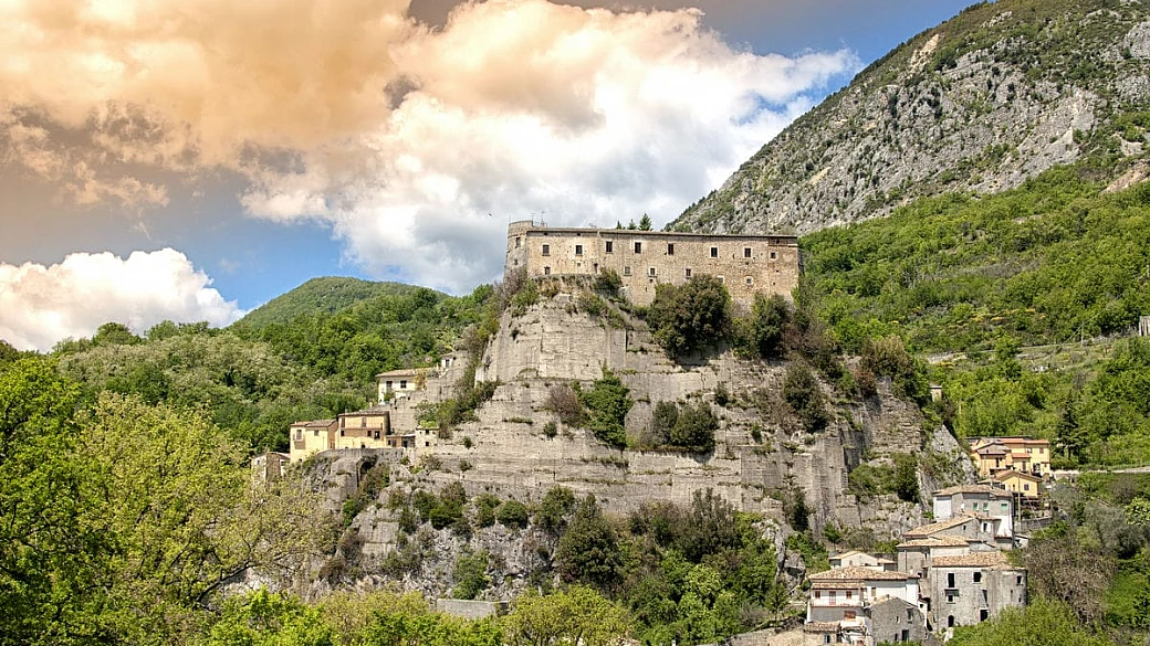 dove il fiume incontra le montagne: un angolo di natura e storia da scoprire nel cuore di questa piccola regione italiana