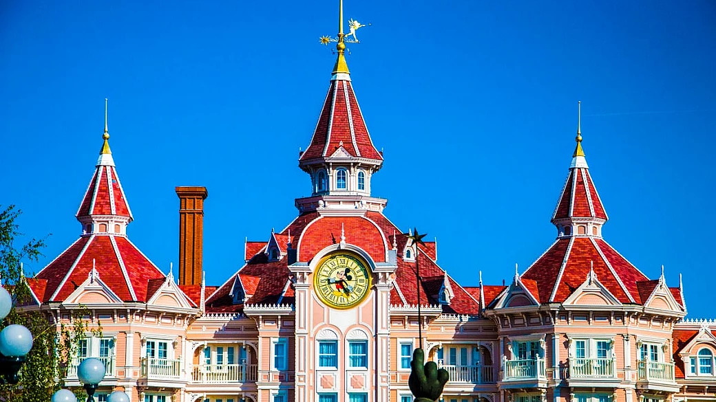 un'enclave americana a due passi da parigi: costosissimo ma organizzato al massimo, è il parco divertimenti più amato d'europa