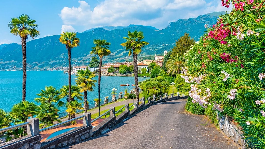 a soli 30 minuti da brescia c'è uno dei laghi più belli d'italia, dove scoprire borghi sulle isole e ammirare motoscafi di lusso
