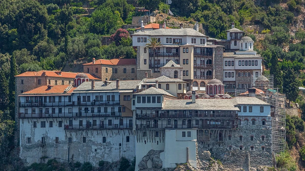 in grecia c'è il santuario delle meraviglie sospeso tra mare e roccia, ma se sei donna qui non ti faranno entrare