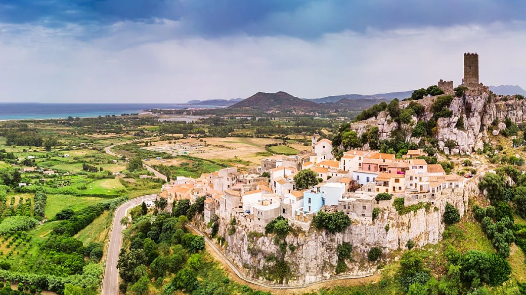 le spiagge più belle dell'estate 2025 le trovi in questo comune della sardegna: è più antico persino di roma