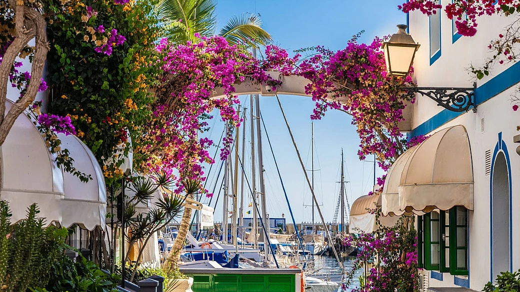 È la piccola venezia dove c'è il sole tutto l'anno: questa città bianca ricca di canali ti farà venire gli occhi a cuoricino
