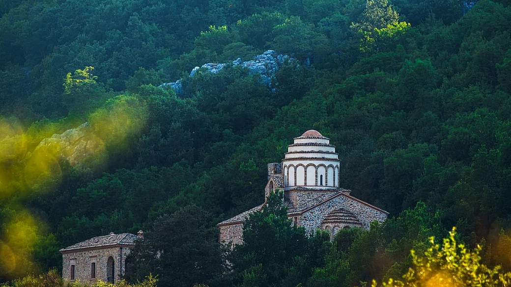 nel cuore verde della basilicata c’è un borgo che racconta storie di pietra e silenzio