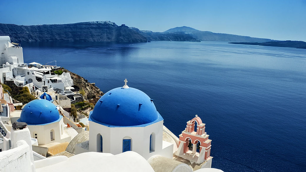 santorini: villaggi e itinerari lungo la caldera, alla ricerca di panorami e autenticità