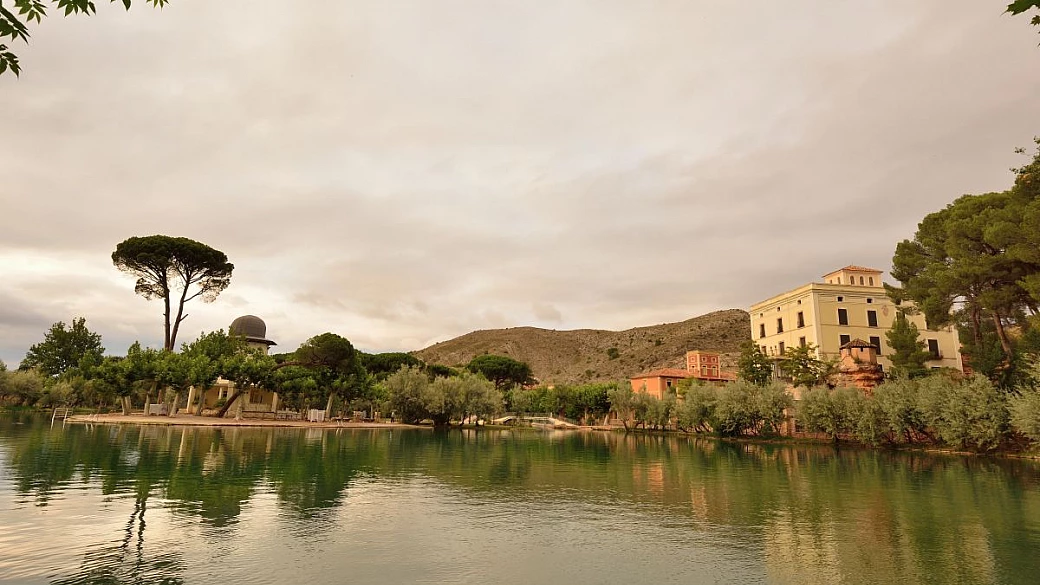 la temperatura fissa a 34 gradi: a sole 2 ore dalla capitale c'è il lago termale più grande d'europa
