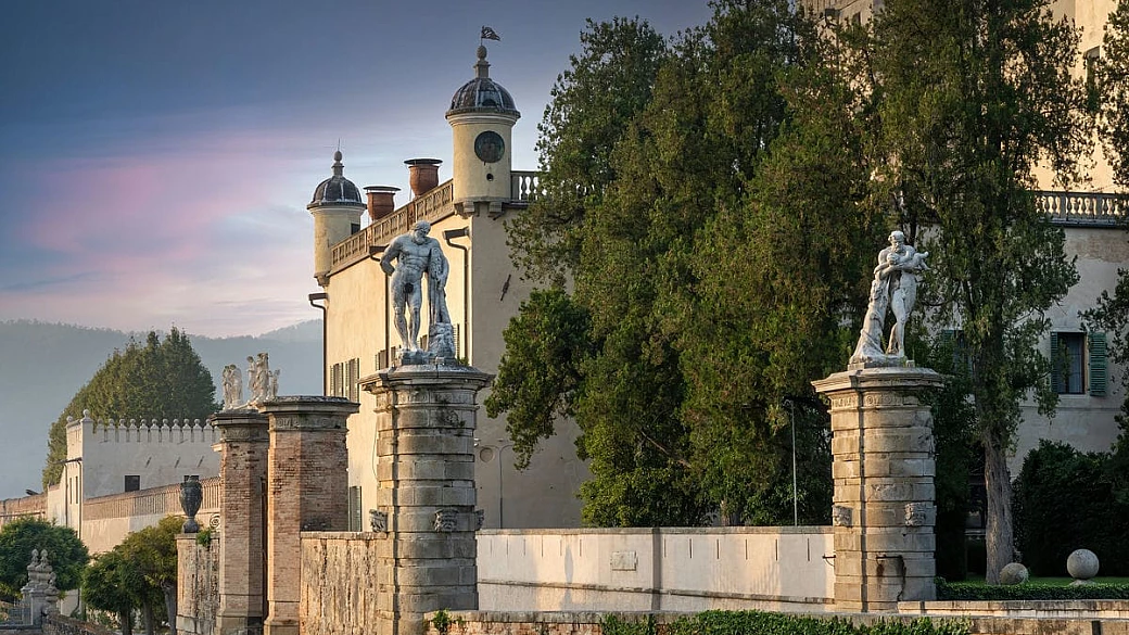 il castello più grande d'italia si trova in veneto: sui colli euganei c'è un gigante con 350 sale... e un fantasma