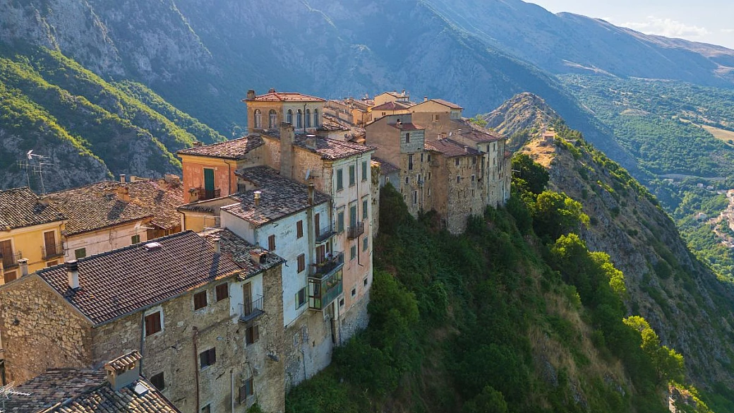 sospeso sopra un vero e proprio canyon c'è un borgo dell'abruzzo che ancora in pochi conoscono
