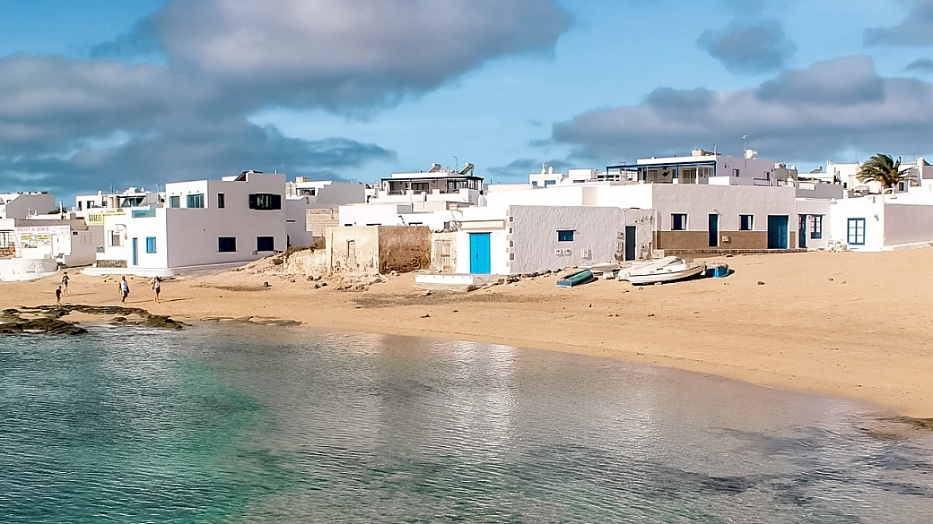 la graciosa, l’ottava isola delle canarie è un micromondo selvaggio di meraviglie