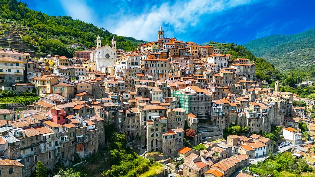 È la new entry tra i borghi più belli d'italia: un piccolo paese di 1000 abitanti scavato nella roccia a 12 km dal mare