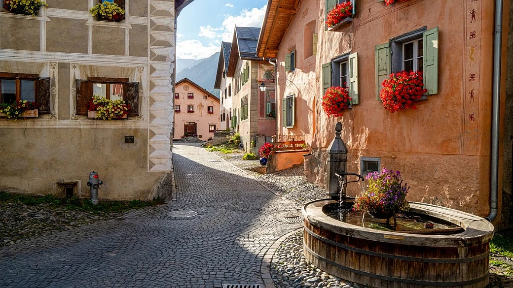 sembra uscito da una fiaba alpina, ma esiste davvero: un villaggio sospeso nel tempo tra le montagne svizzere