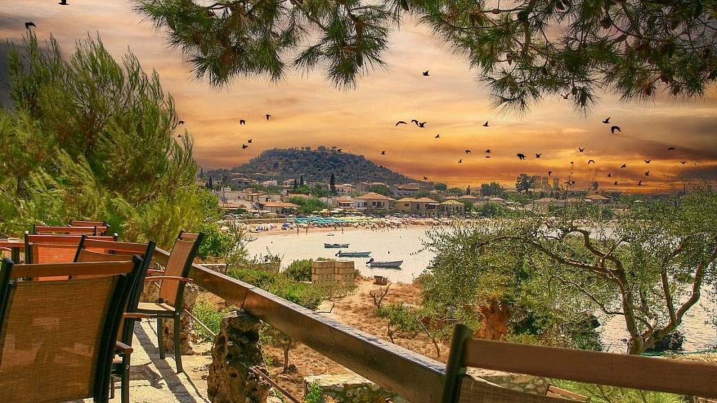 il 'dito medio' del peloponneso è la penisola più autentica della grecia, dove tutto è legato alla tradizione