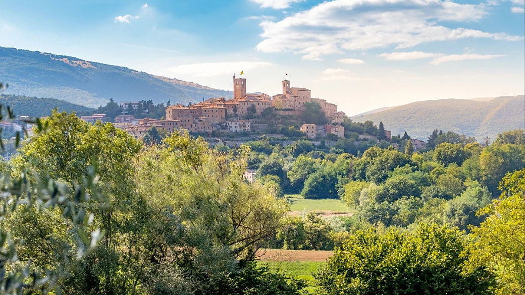 un cammino di natura lungo 6 km: la via delle cascate perdute ti farà vivere tutto il bello (e il fresco) delle marche
