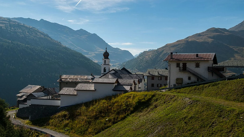 tra le montagne della lombardia c'è il borgo più alto d'italia: qui anche in piena d'estate si dorme col piumone!