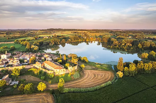 Castellaro Castellaro Lagusello, il borgo delle palafitte vicino Mantova