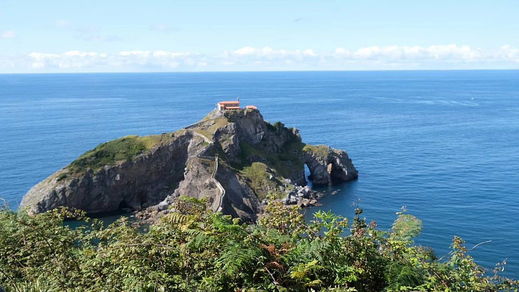 viaggio lungo la costa nord della spagna, tra musei moderni e chiese a picco sull’oceano atlantico