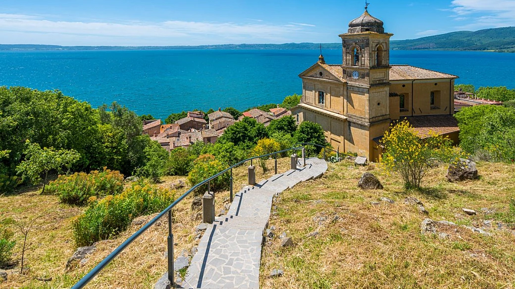 il lago dei romani è la perla azzurra dove dimenticarsi della città e fare un tuffo anche a settembre