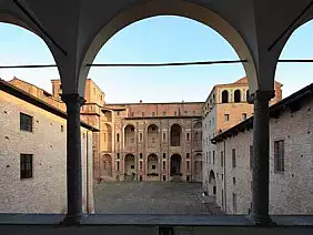 3. palazzo farnese da loggia viscontea