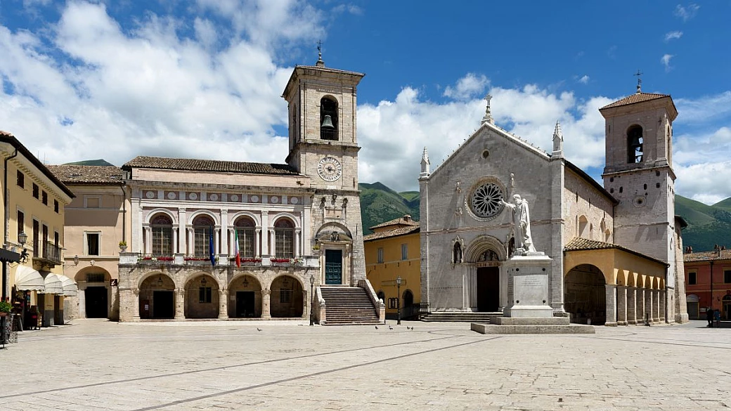 9 anni dopo il terremoto riapre la basilica di norcia: è come prima, ma è anche tutta nuova