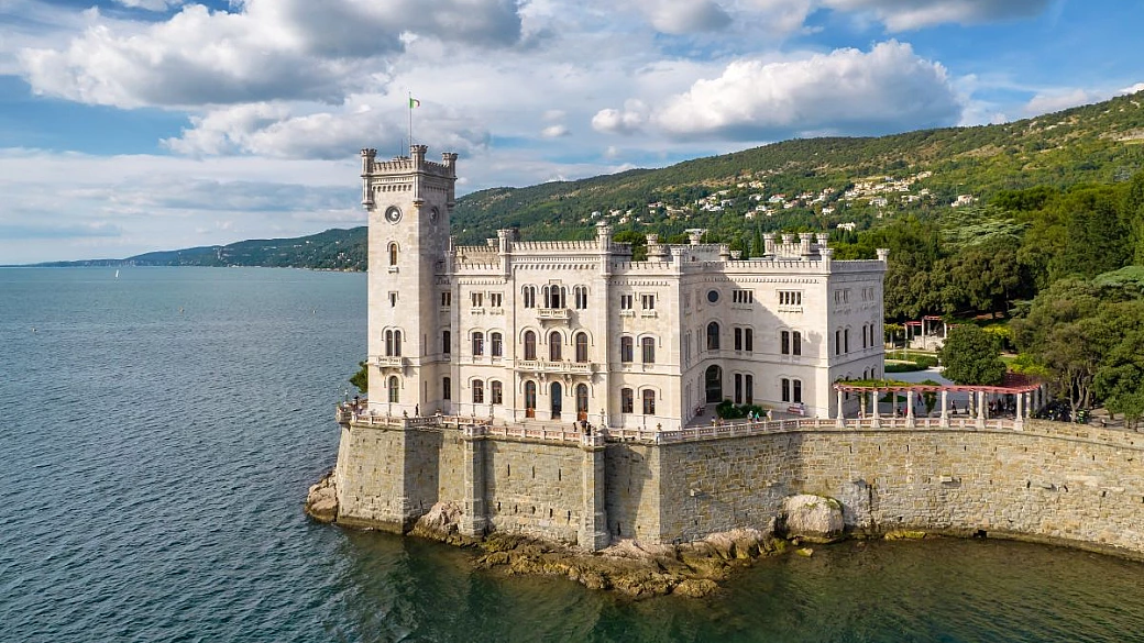 circondato dal mare e da 22 ettari di parco, questo castello dell'800 è il luogo romantico per eccellenza della città