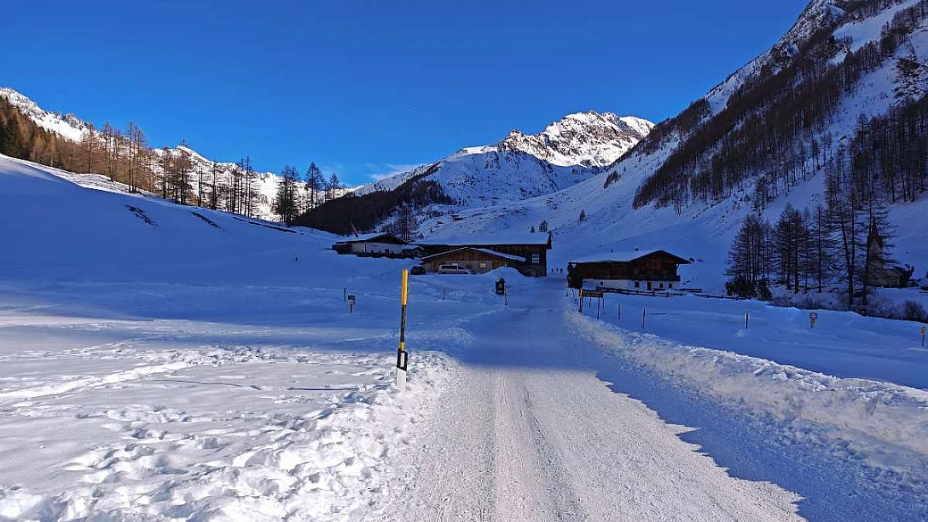 in alto adige c'è un paesello dove vivono appena 500 persone, ed è quello più a nord di tutta l'italia