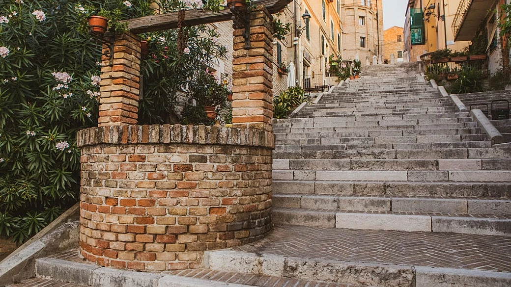 di pazzi e di santi: questo borgo delle marche è la meta dove anche la realtà cambia prospettiva