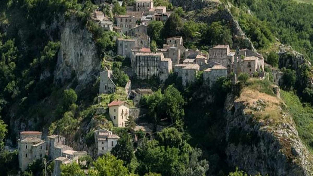 la ghost-town d'abruzzo: nemmeno 200 abitanti e tutto il fascino di un antico borgo abbandonato