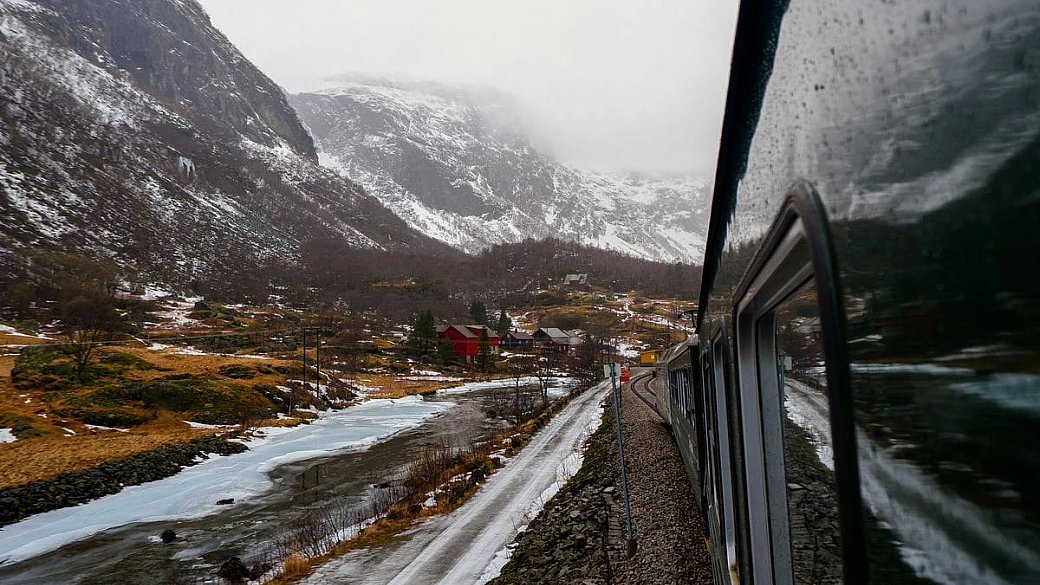 in norvegia si può prendere il treno panoramico più bello d'europa: supera 900 metri di dislivello in appena 20 chilometri