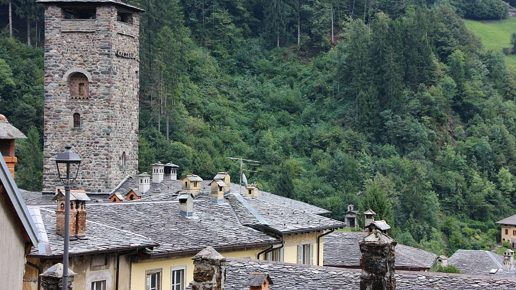 la piccola toledo della lombardia è il borgo delle armi da scoprire in autunno