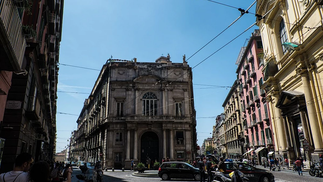 lo sapevi che sulla strada più famosa di napoli c'è uno splendido palazzo del '700 dove dormire circondati dall'arte?